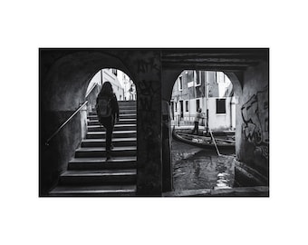 Op de afbeelding: Een zwart-witfoto met twee boogvormige openingen. Links loopt een persoon met een rugzak een stenen trap op. Rechts vaart een gondelier met een gondel door een smal kanaal, met graffiti zichtbaar op de stenen muren.