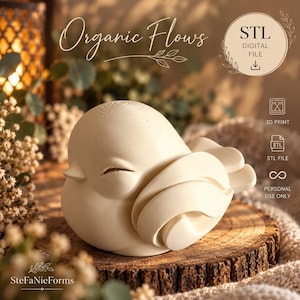 Op de afbeelding: Een crèmekleurig 3D-geprint vogelbeeldje met gladde, ronde vormen en gelaagde vleugeldetails. Het object is gelabeld als een STL-digitaal bestand voor persoonlijk gebruik. De tekst Organic Flows en SteFaNieForms is zichtbaar in de afbeelding.