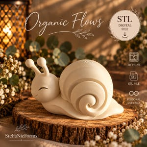 Könnte beinhalten: Eine matte, cremeweiße 3D-gedruckte Schneckenfigur mit glattem, spiralförmigem Gehäuse und zwei Fühlern. Das Bild enthält den Text Organic Flows, STL DIGITAL FILE, 3D PRINT, STL FILE, PERSONAL USE ONLY und den Markennamen SteFaNieForms.