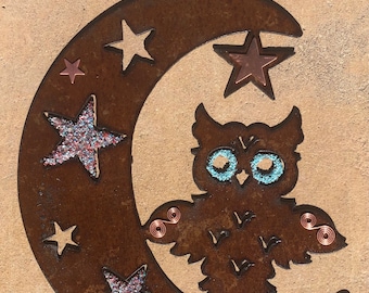 Attaccatura di parete della luna crestant del gufo arrugginito