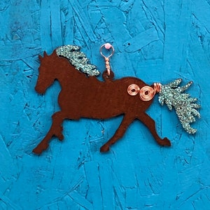 Cavalo de metal enferrujado