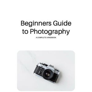 Puede incluir: Una portada de libro titulada Beginners Guide to Photography A COMPLETE HANDBOOK que presenta una cámara de película de estilo vintage en negro y plata centrada sobre un fondo blanco. El texto está impreso en una fuente sans-serif negra.