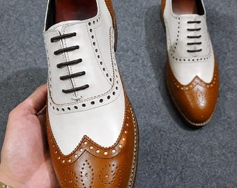 Sapatos sociais Oxford estilo brogue bicolor marrom e creme, feitos à mão, com aparência de couro vintage.