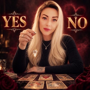 Könnte beinhalten: Ein klarer, facettierter Kristallpendel hängt an einer goldfarbenen Kette. Das Wort YES ist links in Gold gedruckt, das Wort NO rechts in Gold. Fünf Tarotkarten sind auf einer dunkelroten Samtoberfläche angeordnet.