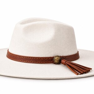 Cappello Fedora in feltro di lana bianca, fascia e nappa in pelle, stile western boho unisex