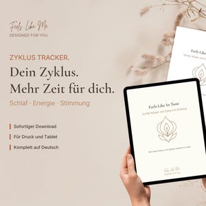 Könnte beinhalten: Ein digitaler Zyklus-Tracker auf einem Tablet und einem Ausdruck. Der Text lautet Feels Like Me, ZYKLUS TRACKER, Dein Zyklus. Mehr Zeit für dich, Schlaf, Energie, Stimmung und Feels Like In Tune mit einem floralen Liniengrafik-Symbol.
