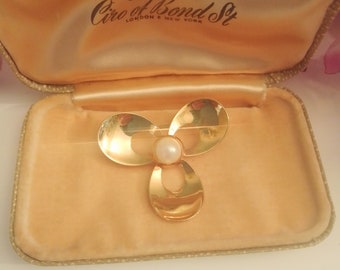 Vintage Pearl Brooch, Gold Tone with a Simulated Pearl, c. 1970s-80s