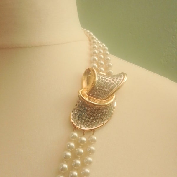 Superbe collier de perles vintage à trois rangs avec grand fermoir décoratif. Collier de perles simulées, fermoir en strass, collier de fête des années 1980