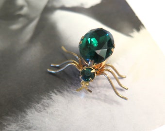 Broche de araña vintage, broche de araña esmeralda falsa, c.1950s. Regalo para un amante de las arañas