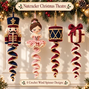 Könnte beinhalten: Vier gehäkelte Windspiel-Ornamente, die an Haken hängen. Das Set besteht aus einem Nussknacker, einer Ballerina, einer Trommel und einem Geschenk, jeweils mit einem langen, spiralförmigen Schwanz in passenden Farben. Der Text Nutcracker Christmas Theatre ist zu sehen.
