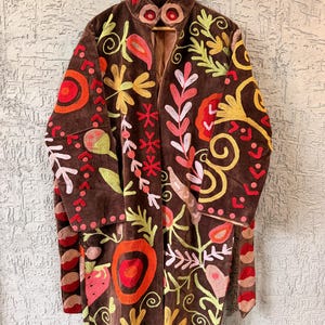 Suzani lungo in velluto realizzato a mano, giacca, Suzani unisex, kimono, giacca lunga ricamata, cappotto lungo Suzani in velluto, cappotto Suzani