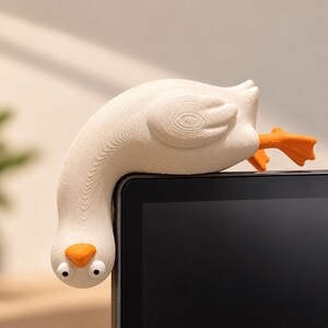 Grappige 3D-geprinte eend als monitortopper – Leuke hangende eend als bureaudecoratie, computerschermvriendje, bureauaccessoire, grappig cadeau voor een collega