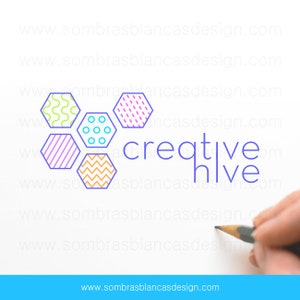 Puede incluir: Un logotipo para un negocio llamado "creative hive" con un diseño de panal de abeja que presenta patrones geométricos coloridos. La dirección del sitio web www.sombrasblancasdesign.com se repite varias veces en la página.
