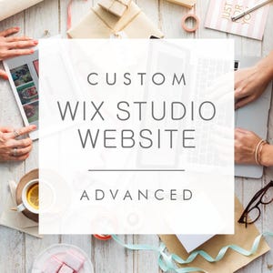 Op de afbeelding: Een digitale service voor een aangepaste Wix Studio-website, met de tekst CUSTOM WIX STUDIO WEBSITE ADVANCED in donkergrijze letters boven een werkplek met een tablet, laptop, een kopje thee en diverse kantoorbenodigdheden.