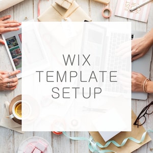 Könnte beinhalten: Ein Laptop mit dem Text "Wix Template Setup" auf dem Bildschirm. Der Laptop steht auf einem weißen Holztisch mit verschiedenen Gegenständen drumherum, darunter eine Tasse Tee, ein Notizbuch und eine Geschenkbox.