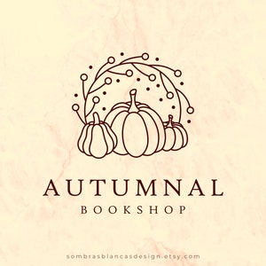 Op de afbeelding: Een logo met drie pompoenen en een bladkrans in een lijntekeningstijl. De tekst "AUTUMNAL BOOKSHOP" staat eronder, op een lichtperzik achtergrond.