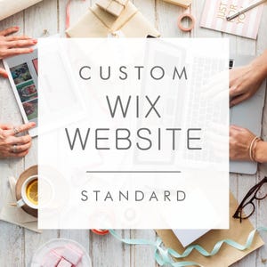 Op de afbeelding: Een bovenaanzicht van een werkplek met een tablet, een laptop, een kop thee met een schijfje citroen, een bril en ingepakte cadeaus. De tekst CUSTOM WIX WEBSITE STANDARD staat gecentreerd in het midden van de afbeelding over de spullen.