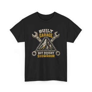 Cadeau pour papa mécanicien, T-shirt « Construit dans un garage, pas dans une salle d'exposition », T-shirt constructeur automobile