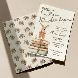 Könnte beinhalten: Eine Babyparty-Einladungskarte mit einer Aquarellillustration eines Hasen auf einem Bücherstapel, dem Text A New Chapter begins, Olivia Smith, November 21 at 3 PM und Adressdetails, zusammen mit einem passenden Umschlag mit Buchmuster.