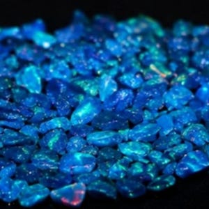 AAA Blauer Opal, poliert, roh, 3–7 mm, natürlicher blauer Opal-Edelstein, kleine lose Opalsteine ​​für Schmuckherstellung, Drahtwicklung und Sammler