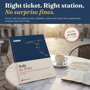 Könnte beinhalten: Ein digitaler Reiseführer mit dem Titel Italy by Train mit einem dunkelblauen und cremefarbenen Einband und einer gelben Zuglinienkarte. Der Text auf dem Einband lautet Italy by Train, Frecce and Italo, regional tickets, cities with two stations.