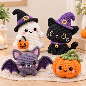 Może przedstawiać: Cztery szydełkowe figurki na Halloween: biały duszek w czarnym kapeluszu czarownicy z wiaderkiem w kształcie dyni, czarny kot w fioletowym kapeluszu z dzwonkiem, fioletowy nietoperz z różowymi uszami oraz pomarańczowa dynia z zieloną łodygą.