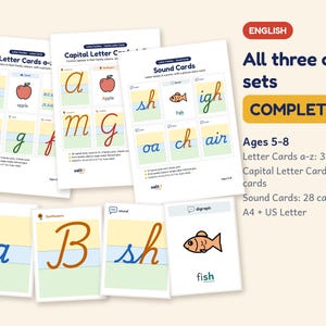 Puede incluir: Un conjunto de tarjetas educativas imprimibles con letras cursivas, mayúsculas y dígrafos sonoros con ilustraciones como una manzana y un pez. El texto incluye 'All three card sets COMPLETE', 'Ages 5-8' y recuentos de tarjetas.
