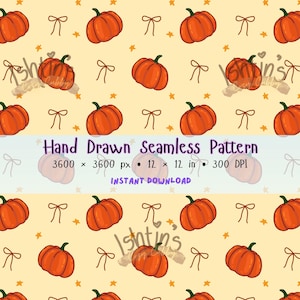 Könnte beinhalten: Ein nahtloses digitales Muster mit orangefarbenen Kürbissen, kleinen braunen Schleifen und winzigen Sternen auf hellgelbem Hintergrund. Der Text lautet Hand Drawn Seamless Pattern, 3600 x 3600 px, 12 x 12 in, 300 DPI und INSTANT DOWNLOAD.