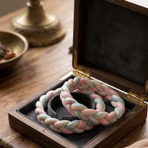 Handgjort set med flätade armband i flera färger, repvävda Kada-armband (set om 2)
