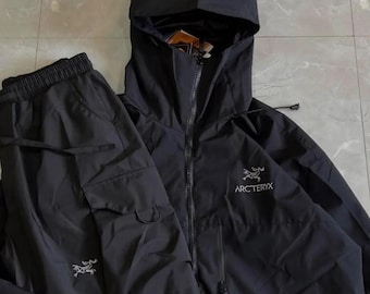 Conjunto deportivo de dos piezas para hombre Arc'teryx: chaqueta impermeable y pantalón cargo.