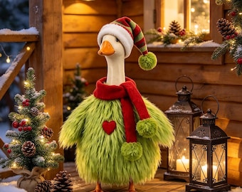 Kerstoutfit voor de veranda-gans, pluizig groen pluche monsterpak, feestelijke kleding voor het ganzenbeeld, winterse decoratie voor de veranda of tuin