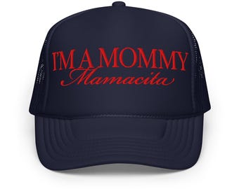 Könnte beinhalten: Marineblaue Trucker-Cap mit gebogenem Schirm und Mesh-Rückseite. Auf der Kappe ist der Text "I'M A MOMMY Mamacita" in roter Schrift aufgestickt. Ein stilvolles Accessoire.