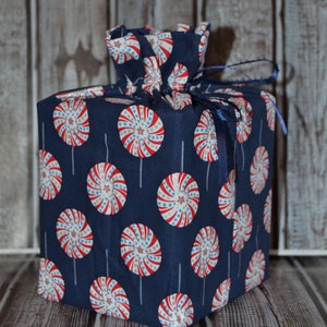 Capa para caixa de lenços de papel feita à mão com design vermelho, branco e azul