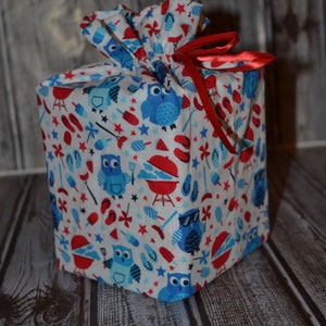 Capa de caixa de lenços de papel feita à mão com design de coruja vermelha, branca e azul para churrasco