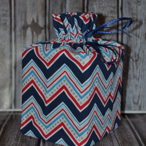 Capa para caixa de lenços de papel feita à mão com design chevron vermelho, branco e azul