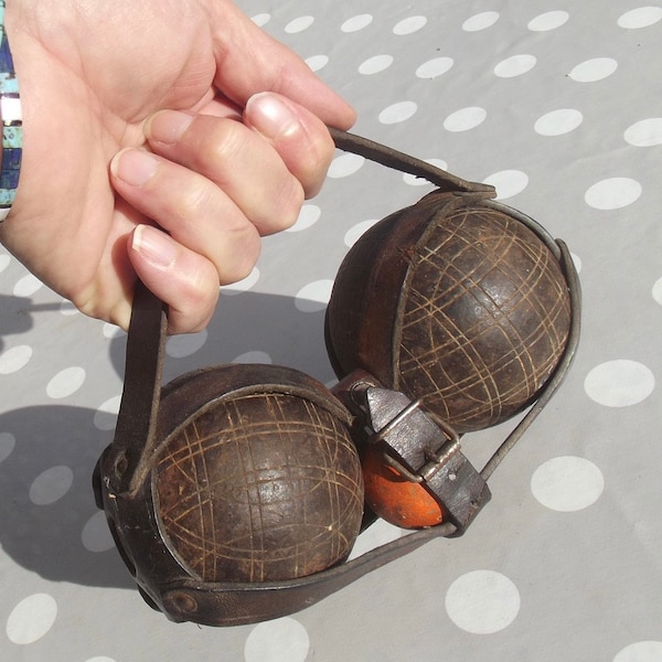 Paar antike französische Boules und Jack Heavy Metall Pétanque-Kugeln in Lederträger