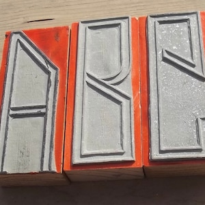 Vintage Mitte des Jahrhunderts Französisch Druckstempel Buchstabe Holzblöcke ABC Set