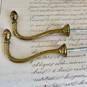 Coppia di ganci da parete in ottone francese antico, ganci per tende