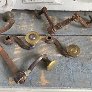 Lot de poignées de porte françaises anciennes en fer et laiton c1870