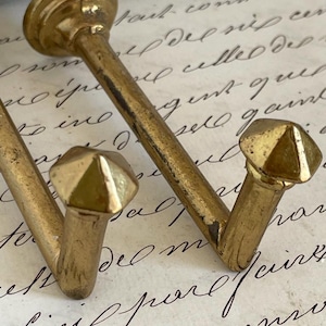 Coppia di ganci da parete vintage in ottone francese per tende
