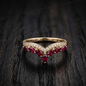 Anillo de boda curvo con rubí marquesa, alianza apilable de oro con diseño de chevrón, piedra natal de julio, alianza a juego con gema roja y diamantes pavé.
