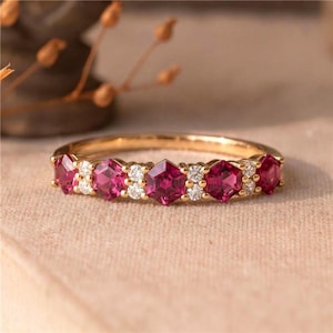 Bague empilable en or et rubis, sertie d'un anneau hexagonal en rhodolite et d'une pierre de naissance (juillet/janvier)