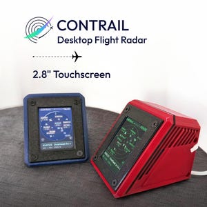 Pode incluir: Dois dispositivos Contrail Desktop Flight Radar com ecrãs táteis de 7,1 cm. Uma unidade tem uma moldura azul e a outra uma moldura vermelha. Ambos os ecrãs mostram uma interface de radar circular com dados de voo, texto e ícones.