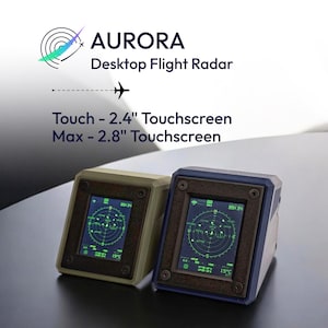 Pode incluir: Dois dispositivos Aurora Desktop Flight Radar com ecrãs de radar digitais verdes. Uma unidade é bege e a outra é azul-escura. O texto diz: AURORA Desktop Flight Radar, Touch - 2,4" Touchscreen, Max - 2,8" Touchscreen. Dados de voo visíveis.