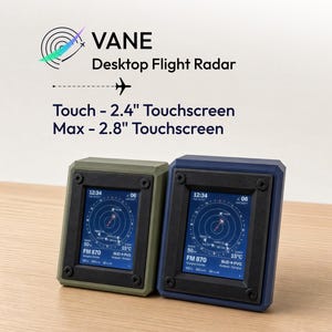 Op de afbeelding: Twee VANE Desktop Flight Radar apparaten, één olijfgroen en één marineblauw, elk met een rechthoekig frame met vier zwarte hoekschroeven en een digitaal scherm dat vluchtgegevens, tijd, weer en radarkaarten weergeeft.
