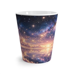 Puede incluir: Una taza de cerámica cónica con un estampado envolvente de un cielo nocturno lleno de estrellas brillantes, nebulosas púrpuras y azules, y nubes doradas suaves que se reflejan sobre una línea de horizonte oscura en la base.