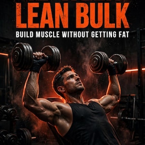 Könnte beinhalten: Ein Fitness-Ratgeber mit dem Titel 12-WEEK LEAN BULK BUILD MUSCLE WITHOUT GETTING FAT, der eine Person zeigt, die schwere Metallhanteln auf einer Schrägbank in einem Fitnessstudio mit orangefarbenem Licht hebt, inklusive STRENGTH MUSCLE PERFORMANCE.