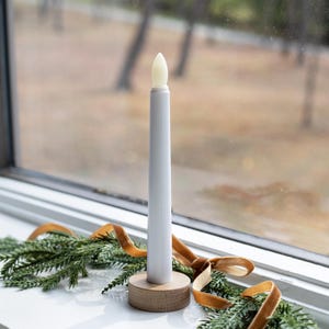 Portavelas navideño de madera con base de roble blanco, estilo moderno y minimalista, ideal para la repisa de la ventana.