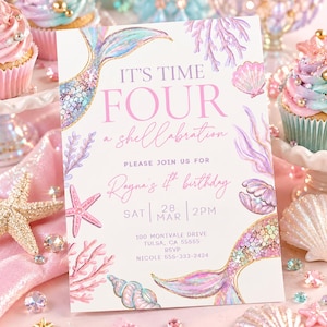 Puede incluir: Una tarjeta de invitación de cumpleaños blanca con ilustraciones de una cola de sirena, conchas y corales en tonos pastel rosa, azul y morado. El texto dice: IT'S TIME FOUR a shellabration, PLEASE JOIN US FOR Rayna's 4th birthday.