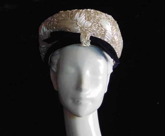 1940s Leslie James Designer Cloche White Brocade … - image 1